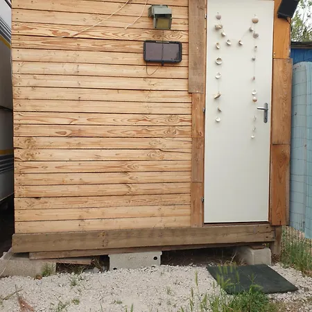 Chez Un Particulier Pour 1 A 4 Personnes A 800 M De La Sur Terrain En Autonomie Solaire Campsite Serignan