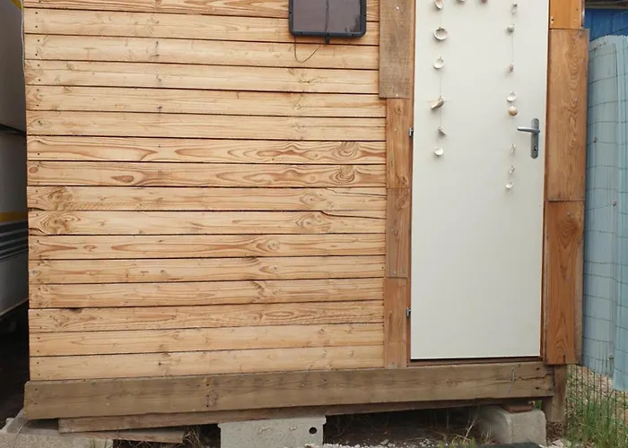 Mobil Chez Un Particulier Pour 1 A 3 Personnes A 800 M De La De Valras Pas Dans Un Campsite Serignan