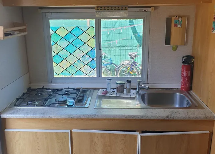 Mobil Chez Un Particulier Pour 1 A 3 Personnes A 800 M De La De Valras Pas Dans Un Campsite